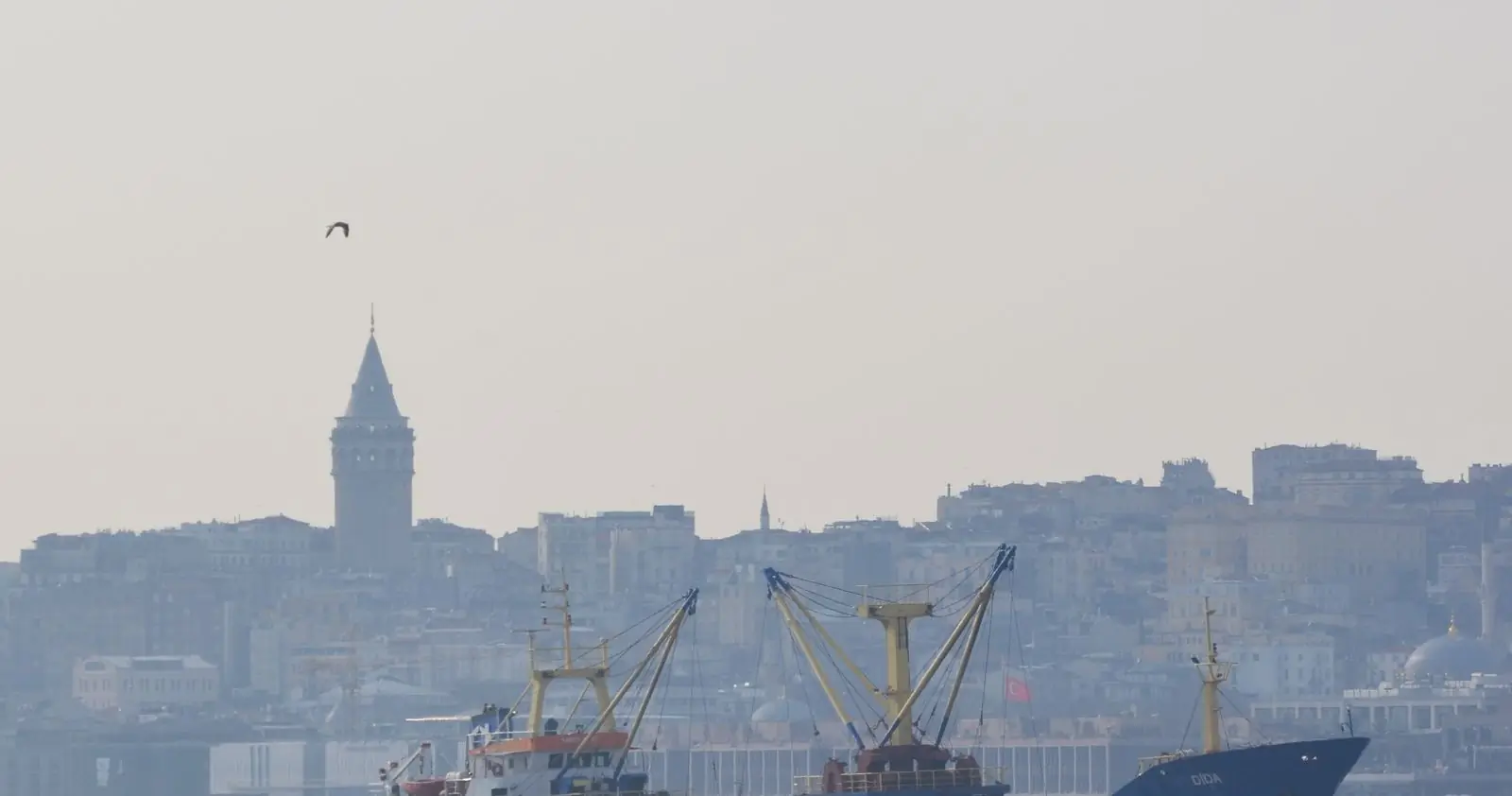 Lasteskip i havnen i Istanbul med Galatatårnet bak