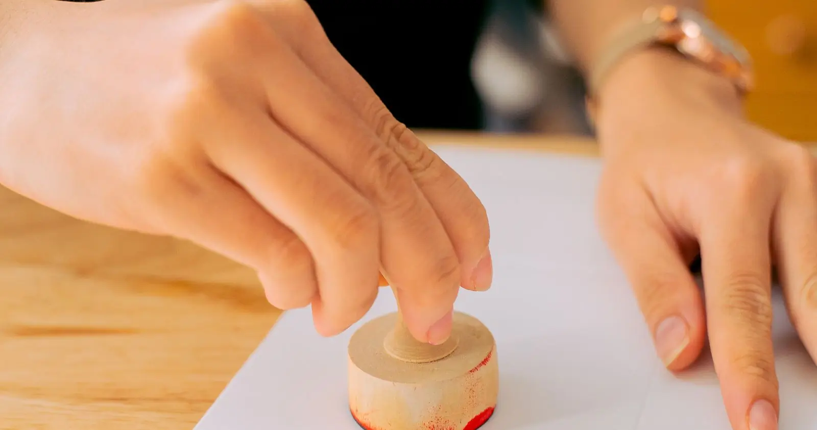 Et stempel som trykkes mot et papir
