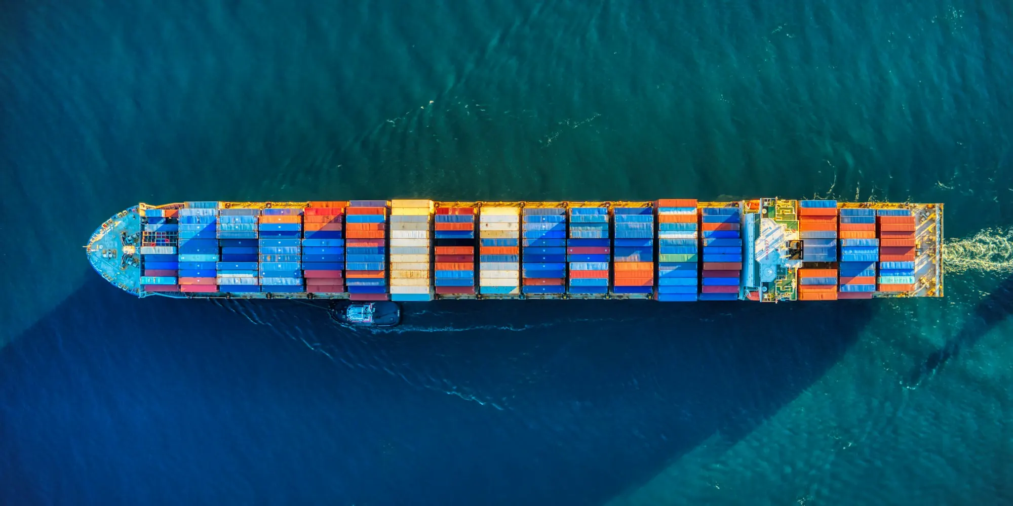 Containerfartyg med gods på väg ut till havs