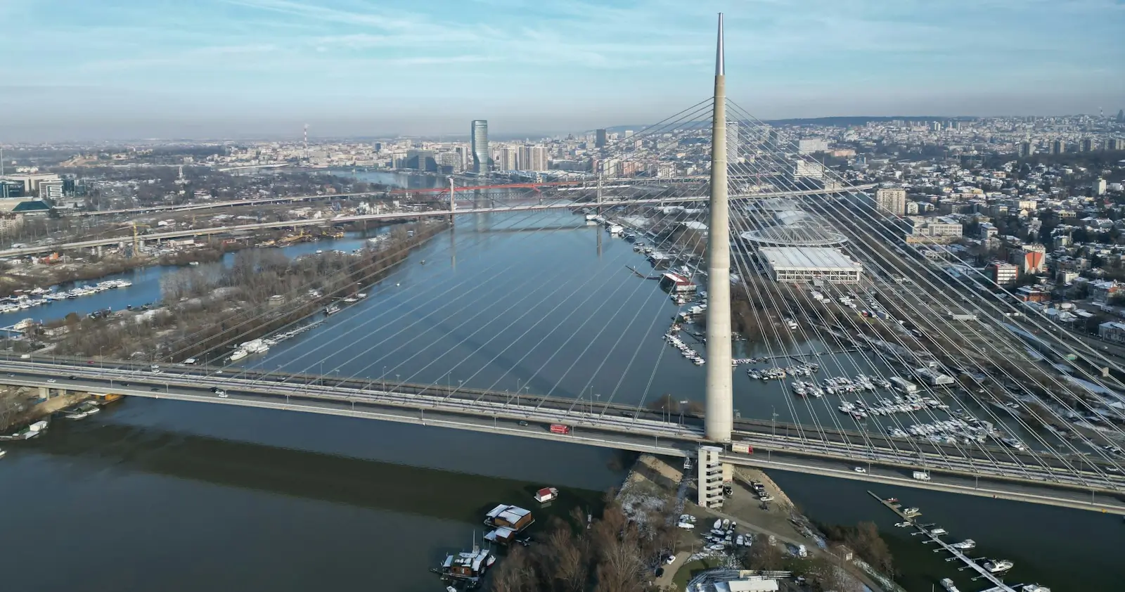 Adabroen over elven Sava i Beograd, sett ovenfra
