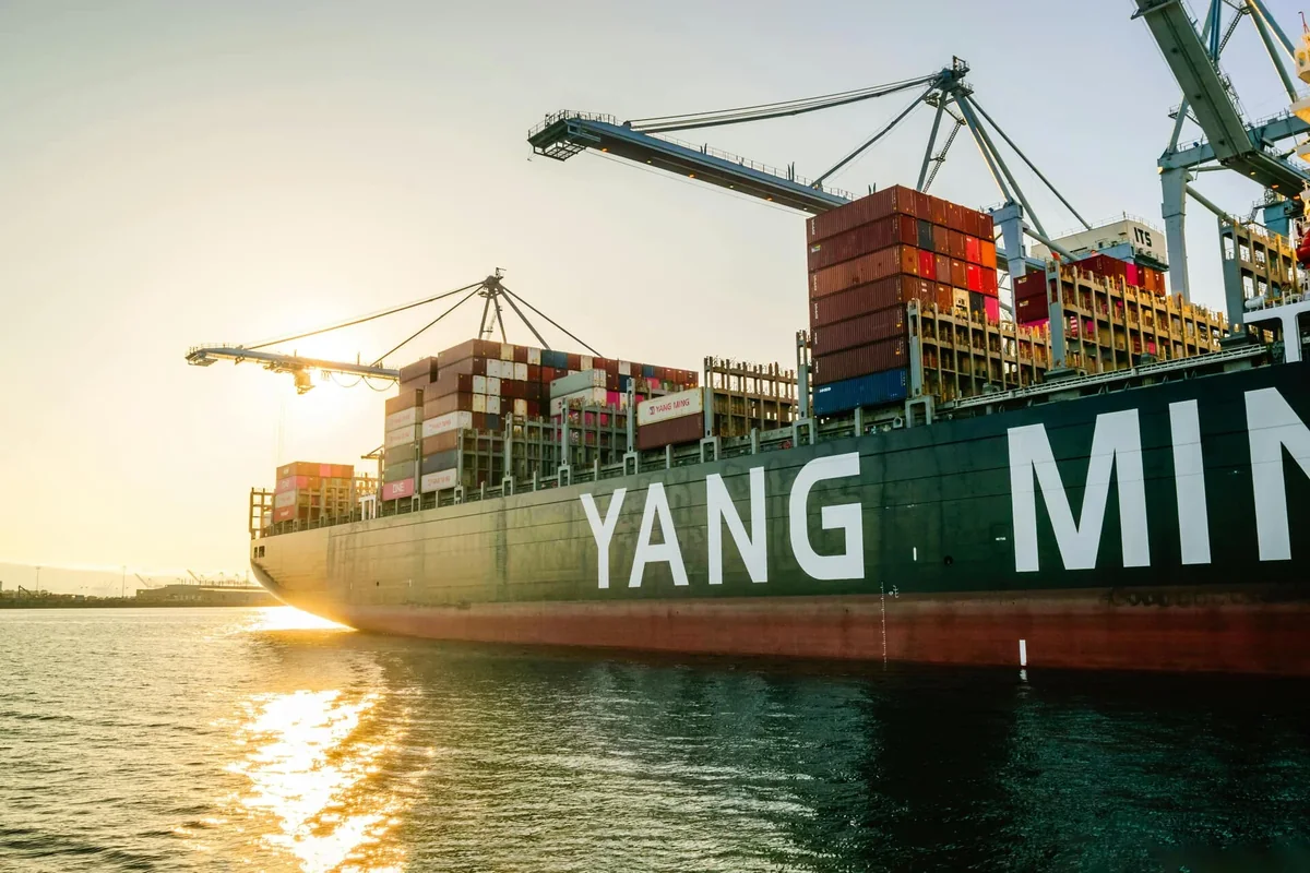 Containerskip fra Yang Ming ved kai i motlys