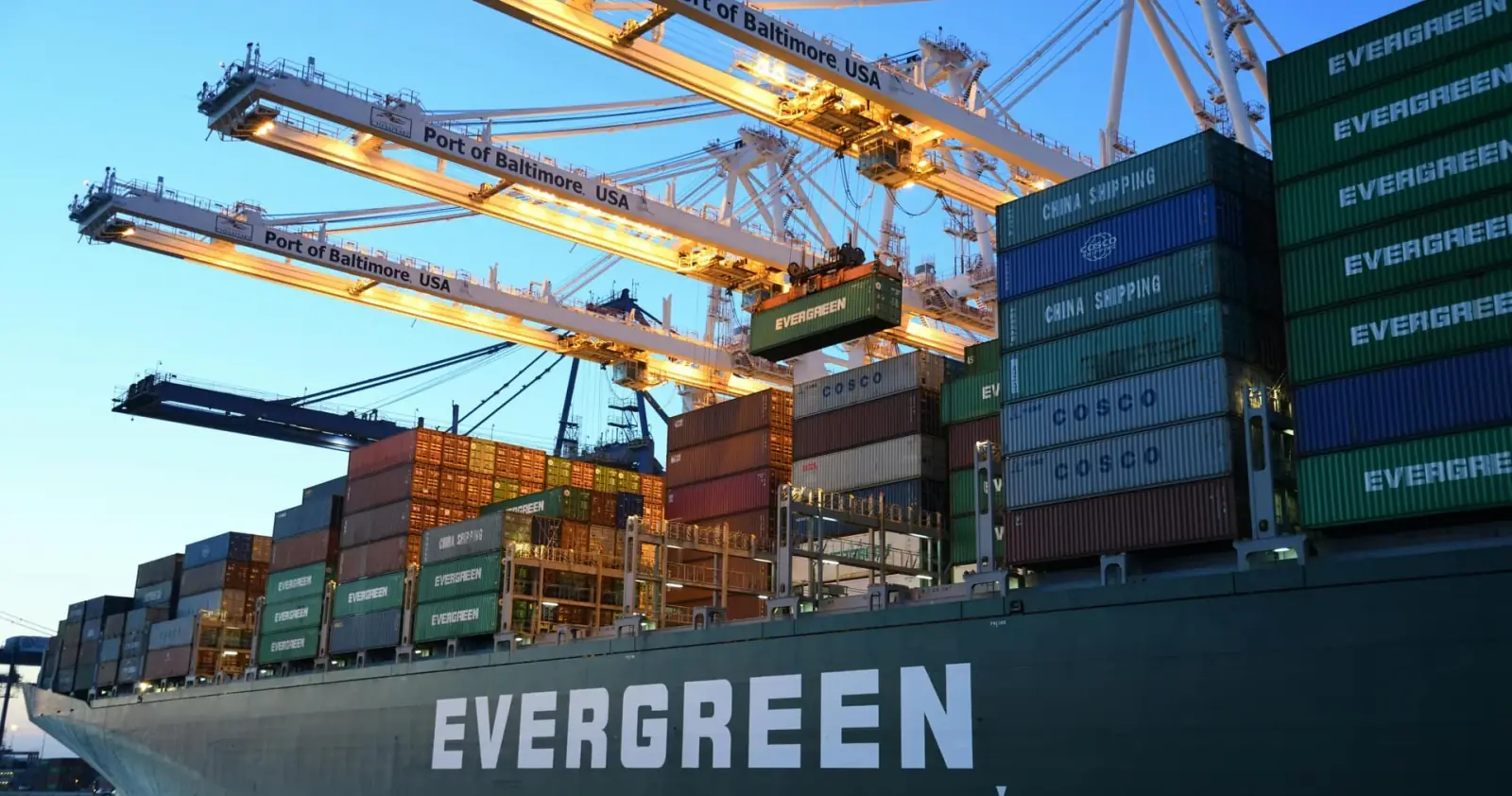 Containerskip med containere fra Cosco og China Shipping