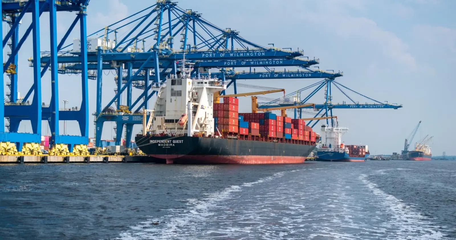 Containerskipet Independent Quest ved kai i Port of Wilmington