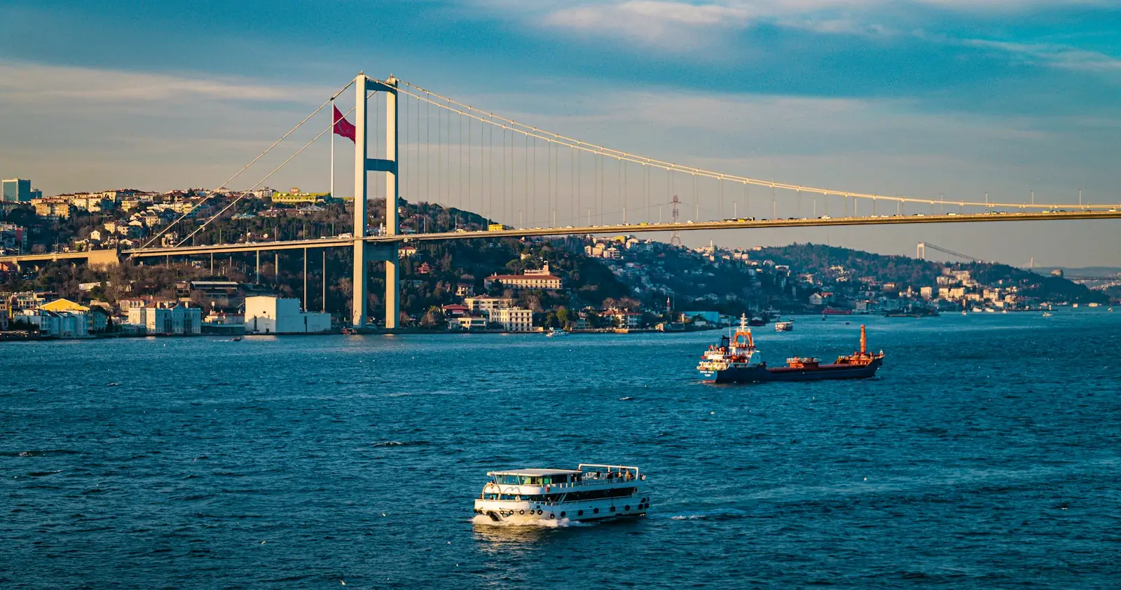 Broen over Bosporos i Istanbul med et lasteskip i sundet