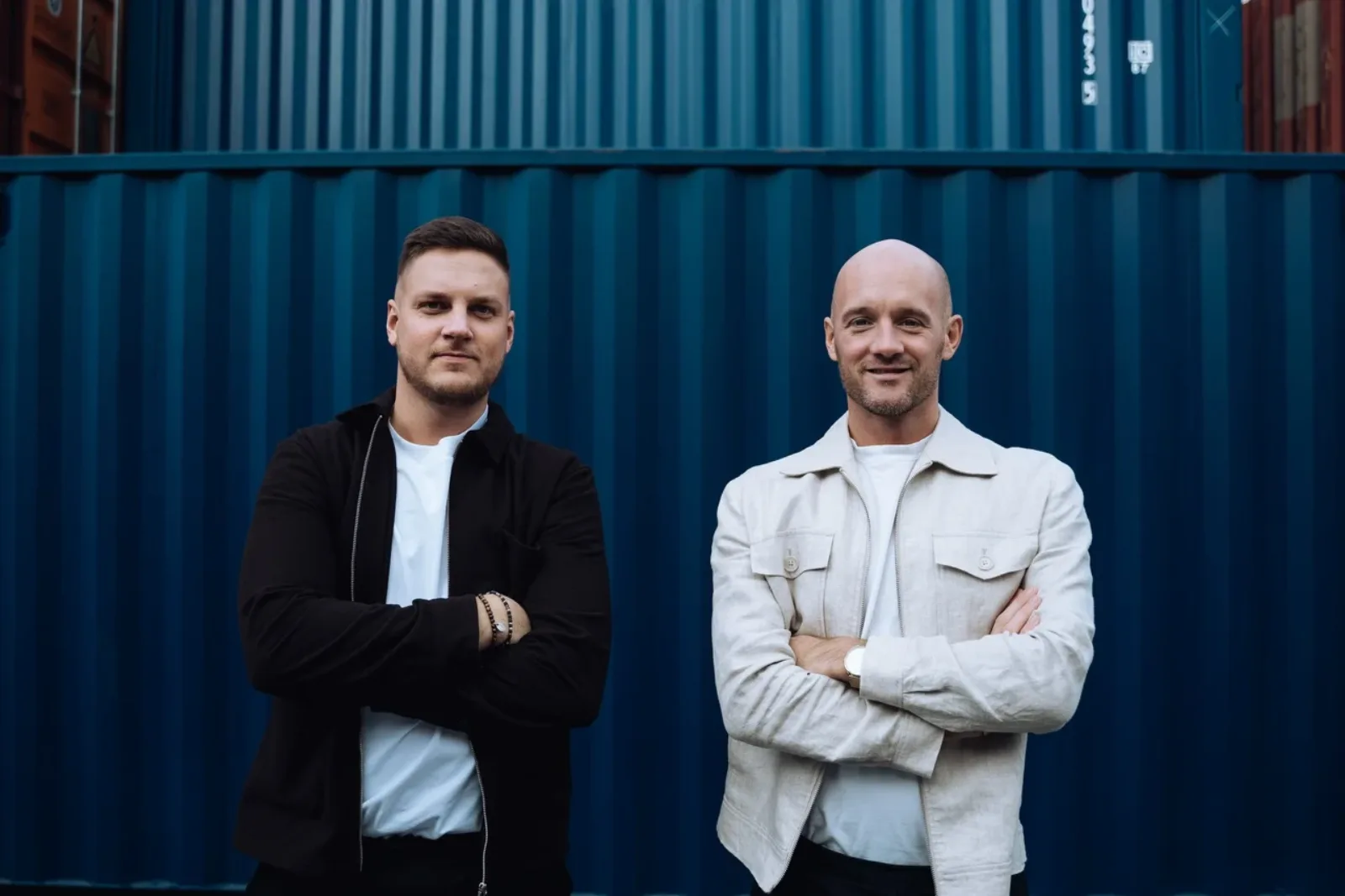 Tullifys grunnleggere Johan Månsson og Richard Coster foran blå containere