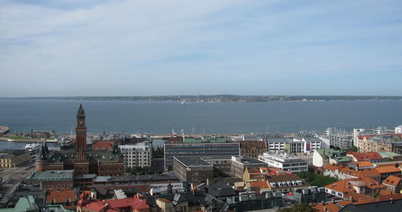 Helsingborg uppifrån, med rådhuset, hamnen och Öresund