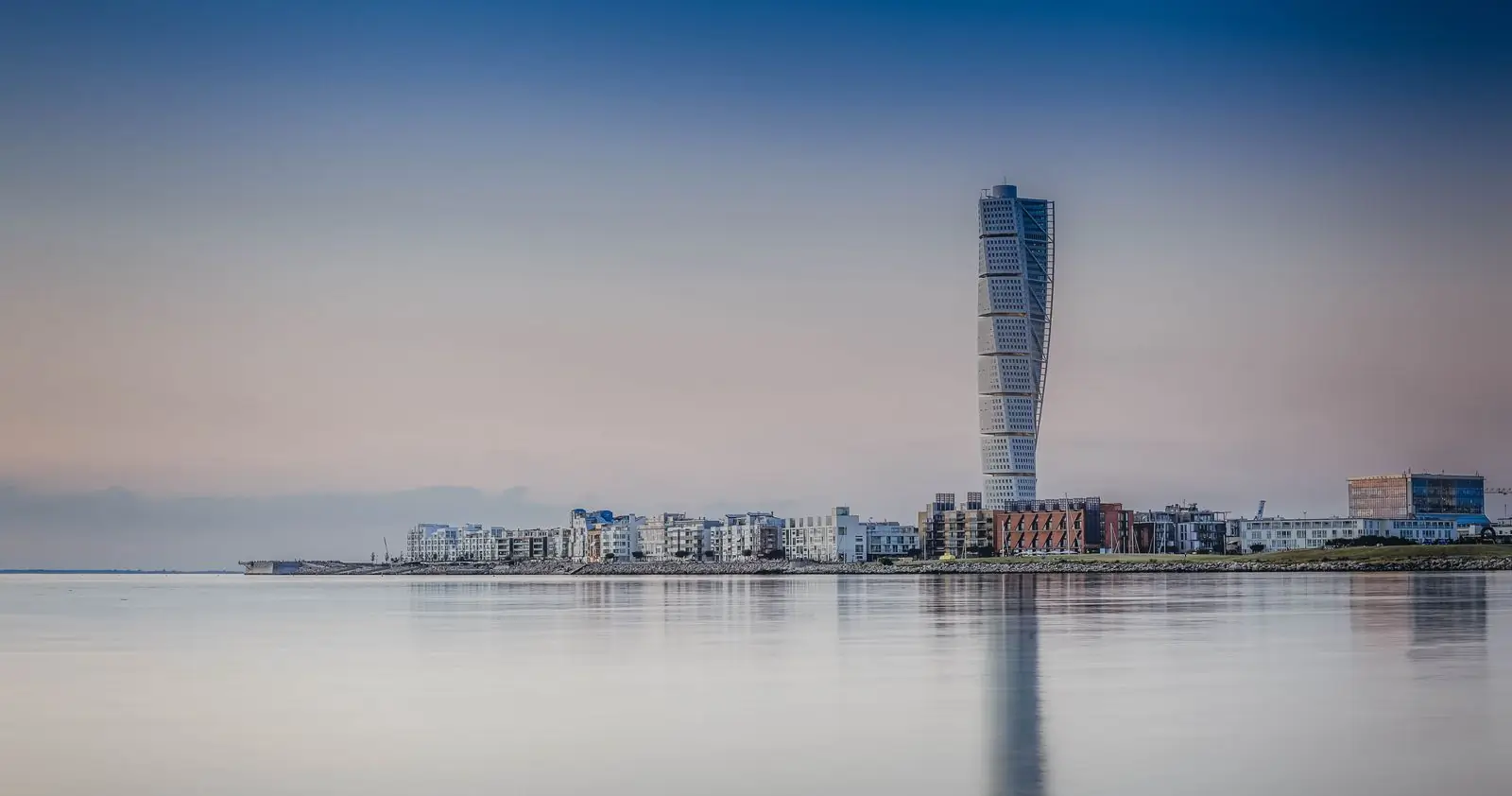 Turning Torso och Västra hamnen i Malmö, speglade i havet