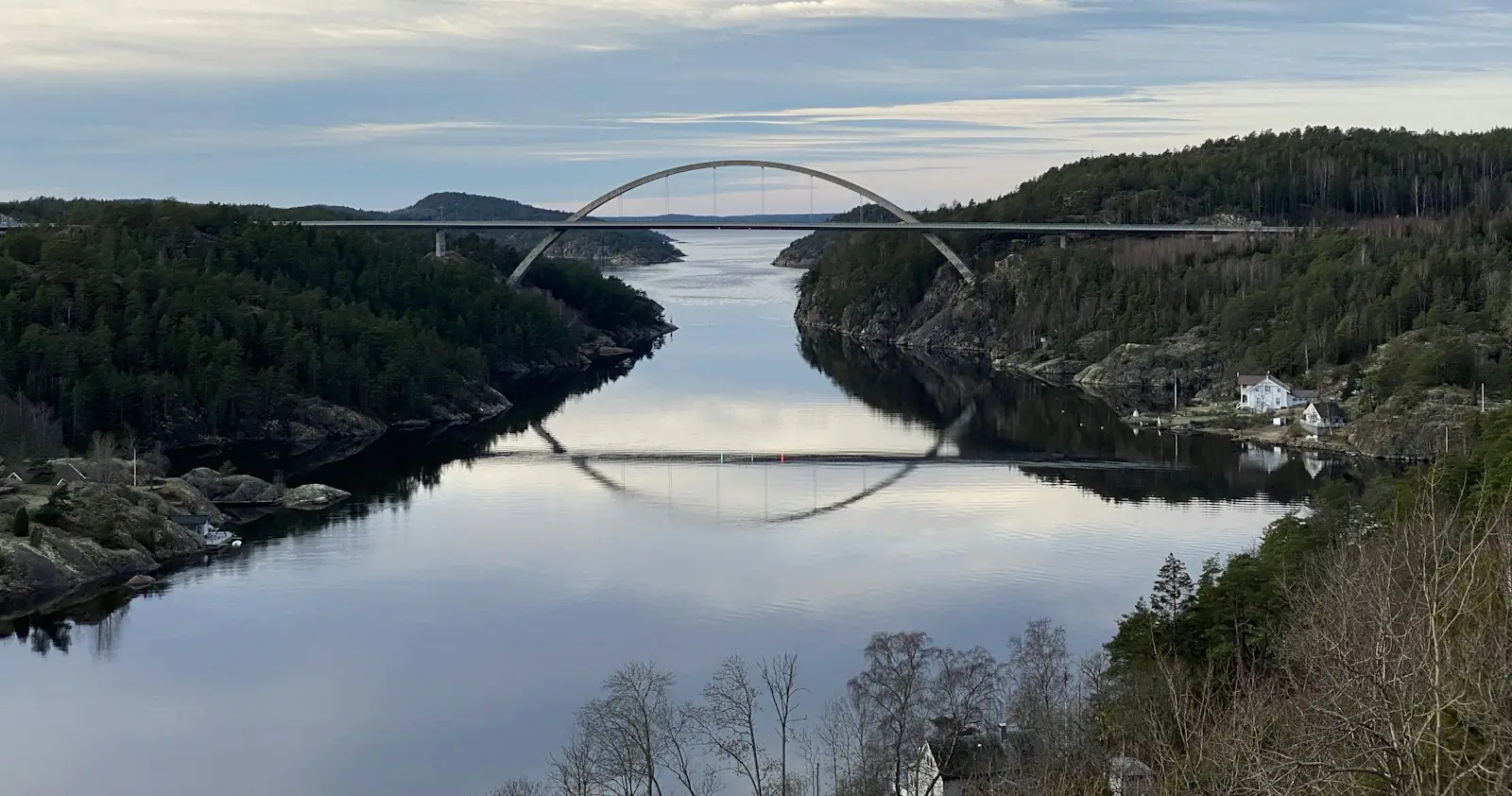 Svinesundsbron över Iddefjorden, speglad i vattnet
